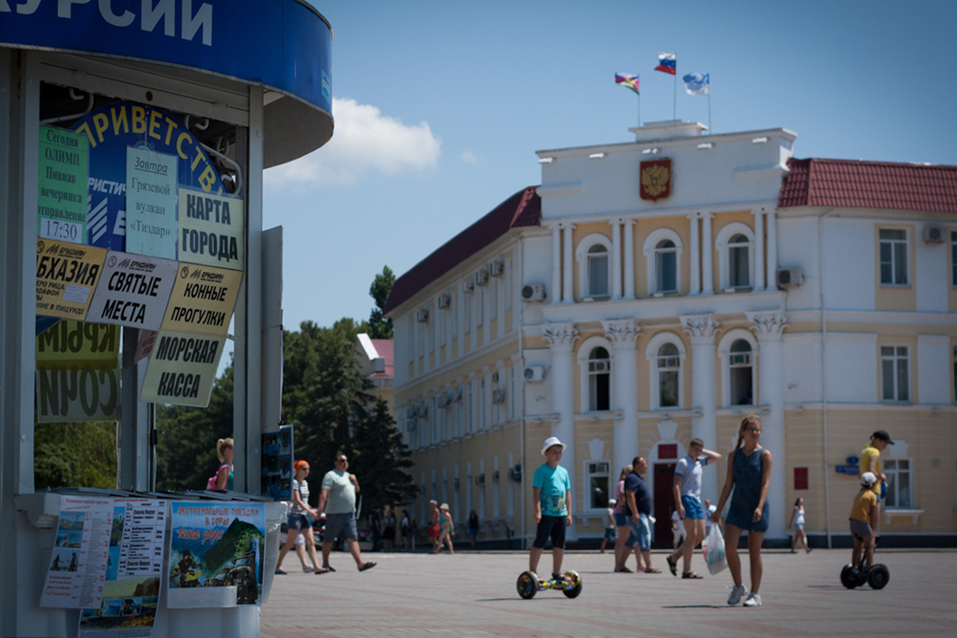Мэрия Геленджика фасадом выходит прямо на набережную, по которой прогуливаются многочисленные отдыхающие. Фото: Алиса Кустикова / «Новая газета»