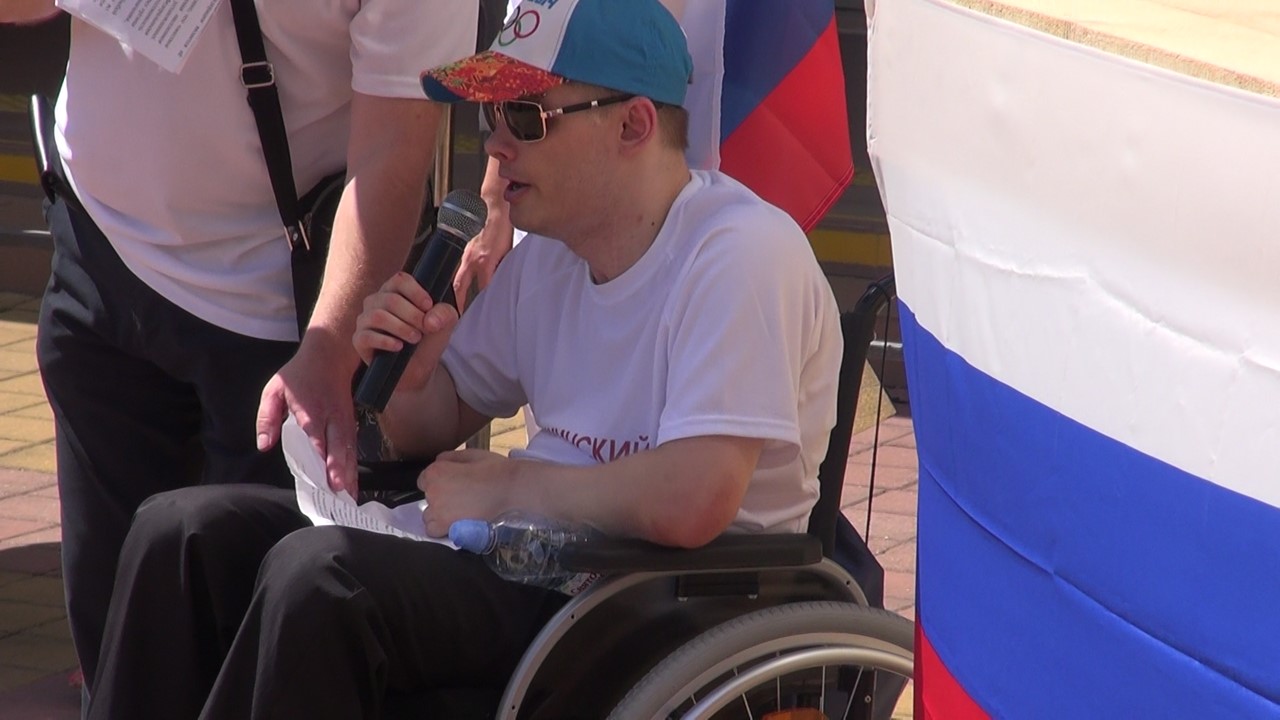 Александр Еремеев открывает митинг в Геленджике